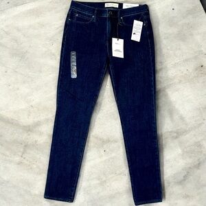 NWT GAP ‘Super Slimming Mid-Rise True Skinny Jeans’ in Dark Wash Blue Size 28R